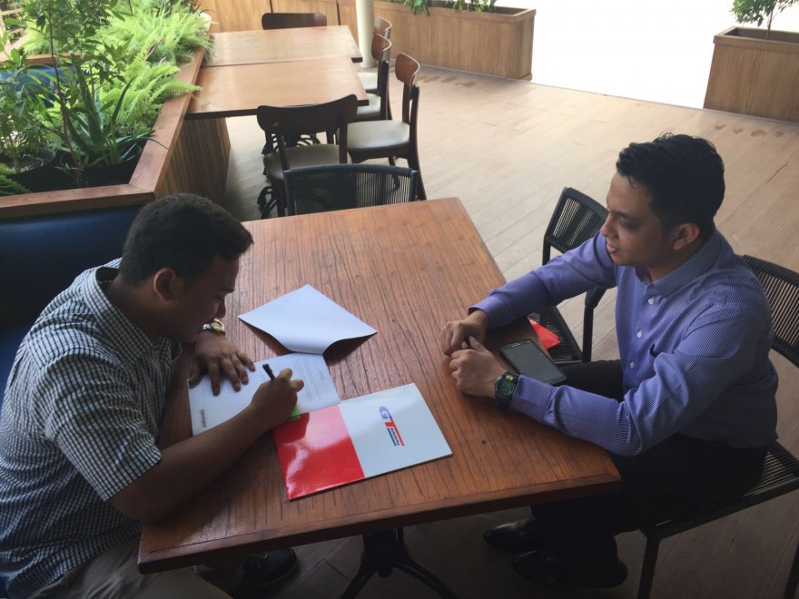 M. Farhan tanda tangan kontrak