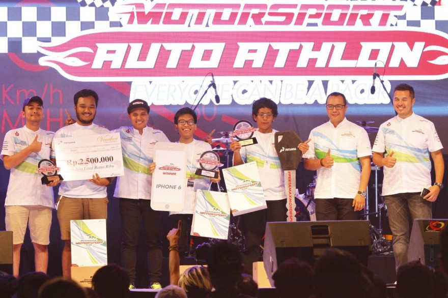 (Paling kanan) Direktur Pertamax Motorsport, Rifat Sungkar, (Kedua dari kanan) Dendi T Danianto, Head of Marketing Communication PT Pertamina (Persero), (Ketiga dari kiri) Danang Widiasurya, Assistant Manager Marketing Communication PT Pertamina (Persero) bersama para Pemenang Pertamax Motorsport Auto Athlon 2016.
