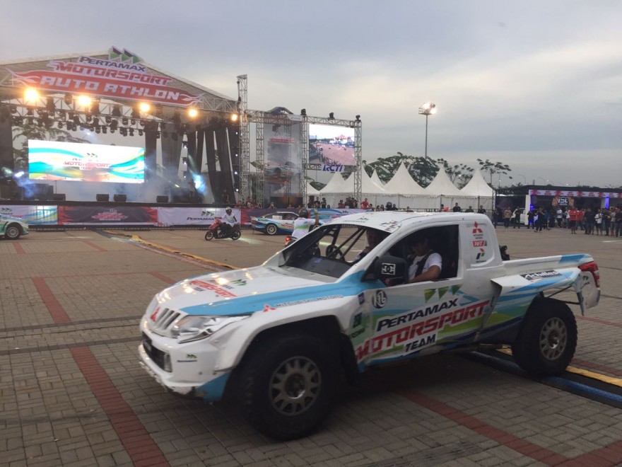 Aksi para pabalap Pertamax Motorsport Team dalam Celebration Pertamax Motorsport di area parkir ICE, BSD City, Serpong
