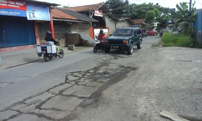 3 Hal Ini Penyebab Timbul Bunyi Disaat Lewat Jalan Rusak 