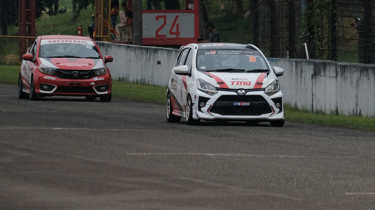 Duel Jordan Johan dan Naufal Busro di Kejurnas ITCR 1.200