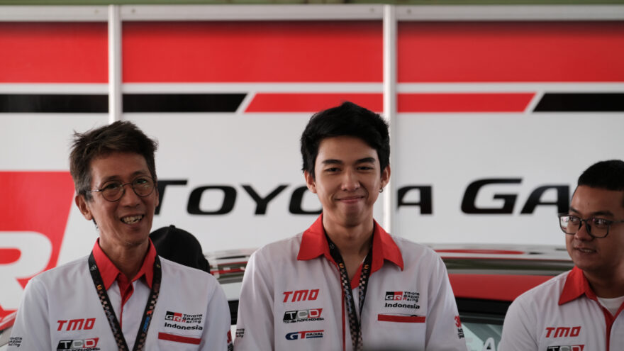 Jordan Johan (tengah) pembalap TGRI di Kejurnas ITCR 1.200
