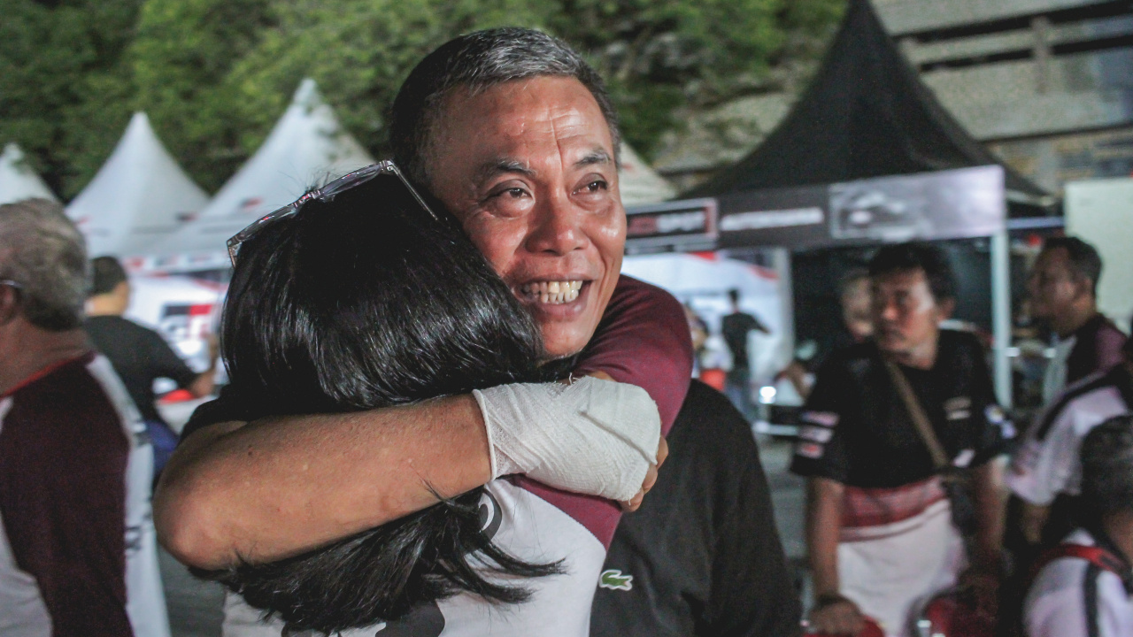 Prasetyo Edi (ayah Canya Prasetyo) berikan pelukan selamat