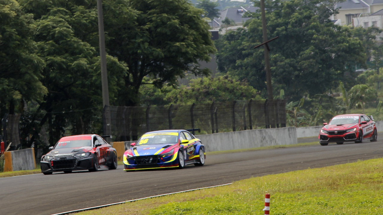 Pertarungan dua mobil dengan spec TCR di Indonesia