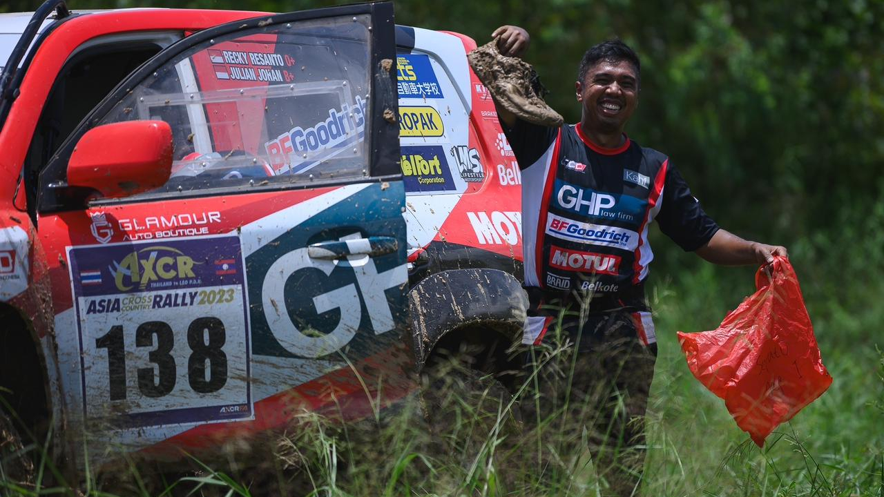Mobil jeje terjerambab ke sawah di AXCR 2023