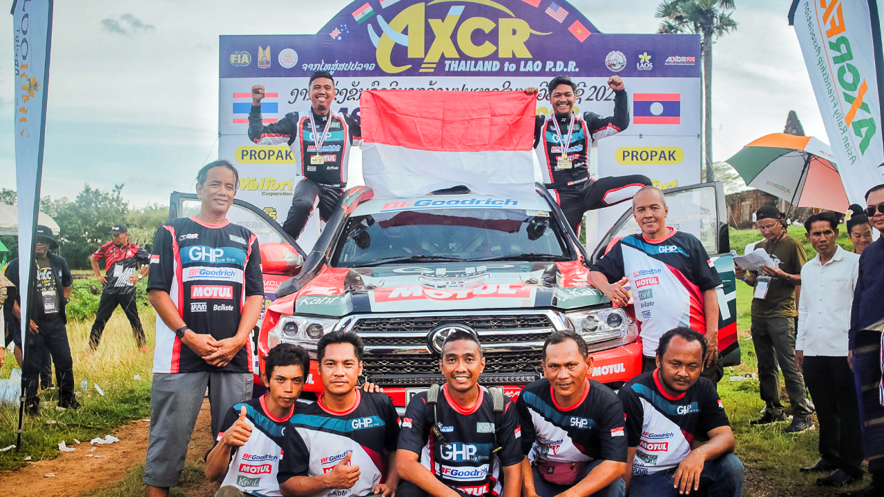 Jeje (kiri) dan Recky (kanan) merayakan momen finish di AXCR 2023