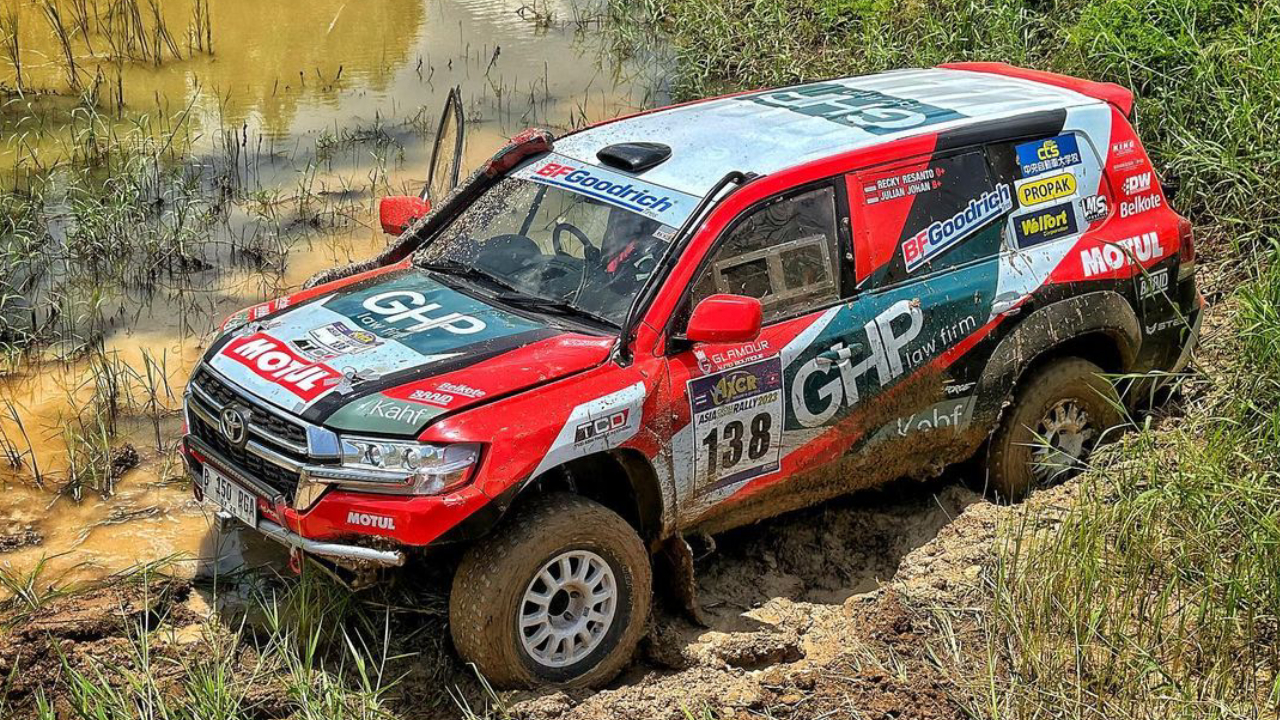 Mobil jeje terjerambab ke sawah di AXCR 2023