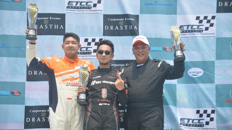 Ferrel Fadhil (kiri) sukses meraih podium kedua di ETCC Indonesia (foto: doc ETCC Indonesia)