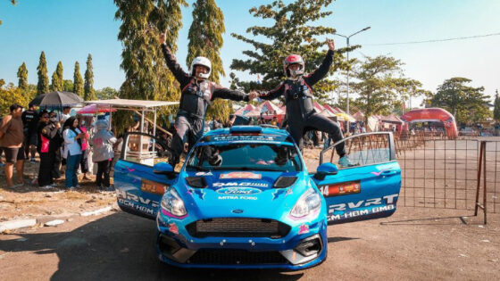 Selebrasi kemenangan Aldio Oekon di Kejurnas Sprint Rally Indramayu 2023