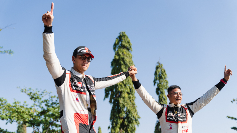 Selebrasi kemenangan Ryan Nirwan dan Adi Indiarto di Kejurnas Sprint Rally Indramayu 2023