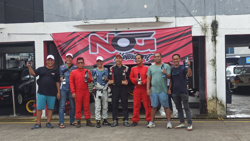 Raden Rauf (tengah) dengan racing suitr hitam dan bertopi berfoto bersama NOG Mototsport