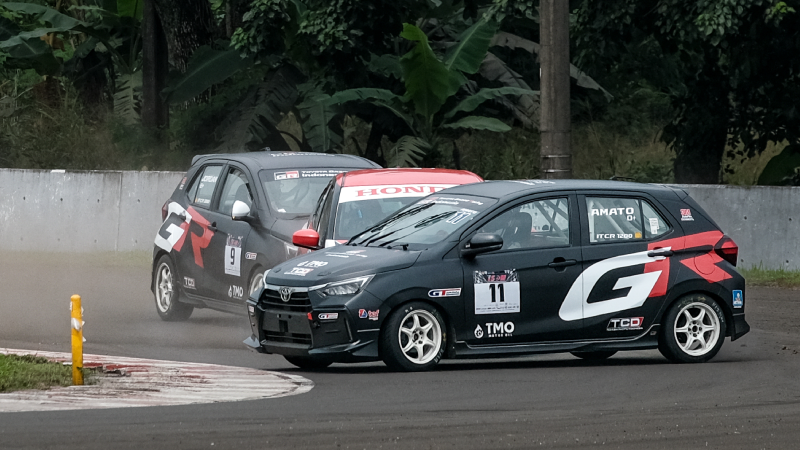 Insiden mobil pembalap TGRI ditabrak oleh pembalap Honda Racing Indonesia