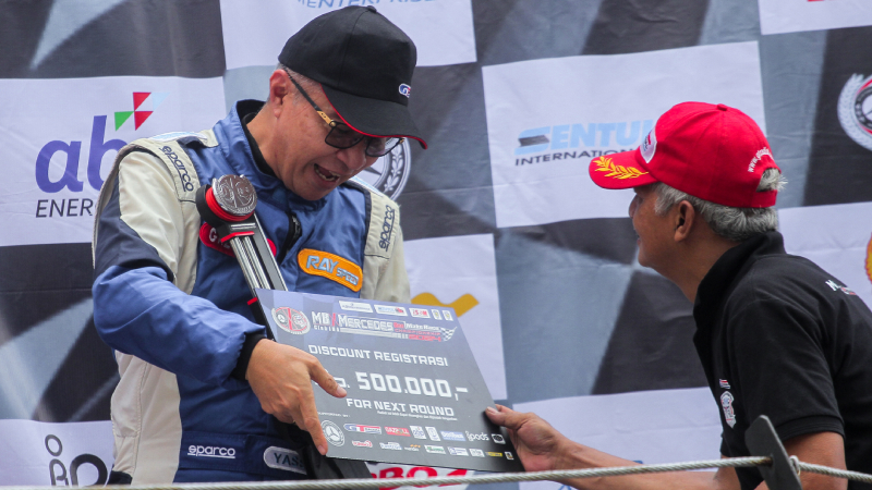 Pemberian plakat kemenangan dari promotor MOMRC