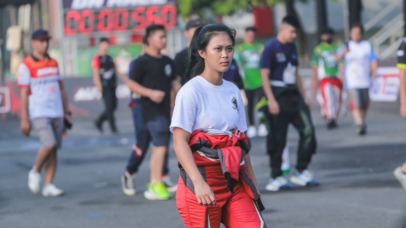 Peslalom Wanita dari Banteng Motorsport, Canya Prsetyo, saat melakukan mapping soal