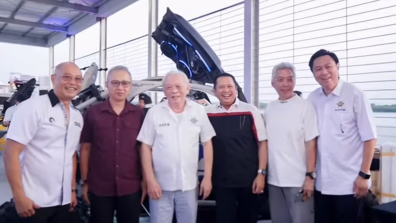 M Yassin Kosasih (kedua dari kanan) foto bersama beberapa kolega di peresmian showroom Can-Am Pantai Indah Kapuk