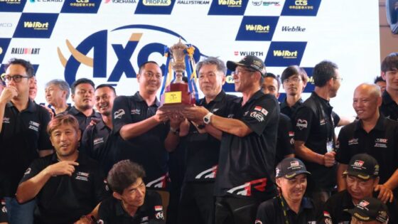 Seremonial penyerahan trofi kemenangan untuk Toyota Gazoo Racing Indonesia