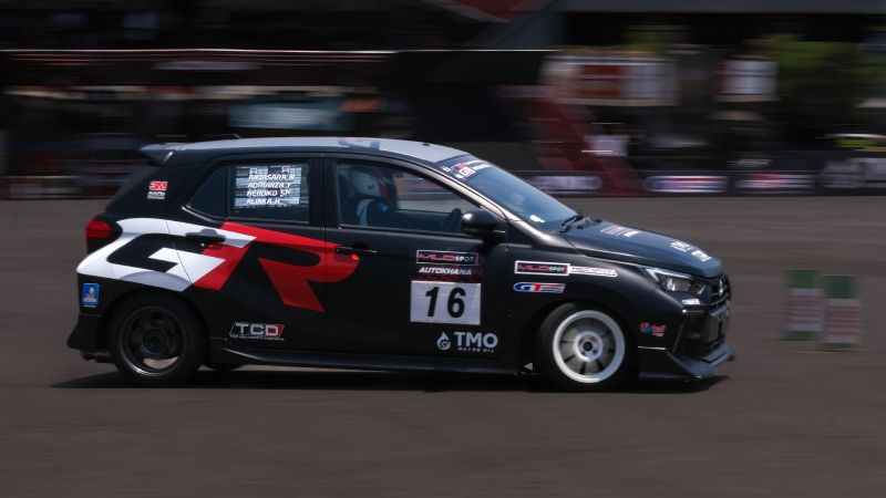 Mobil balap Toyota Agya semakin banyak digunakan oleh tim balap di slalom