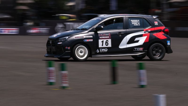 Mobil balap Toyota Agya semakin banyak digunakan oleh tim balap di slalom