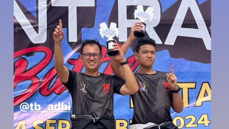 Tb Adhi (kiri) dan Tb Fateh (kanan) ayah dan anak berhasil raih Juara Nasional Sprint Rally Group J 2024