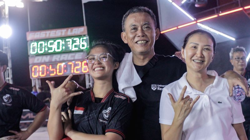 Canya Prasetyo (kiri), Prasetyo Edi Marsudi (tengah) dan Novie Muniarsari (kanan)