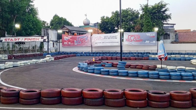 Arena Gokart Avenue memiliki dua lintasan berbeda sesuai kategori expert dan rookie