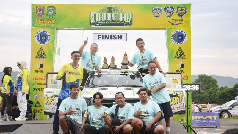 Selebrasi kemenangan Ronny JS saat memperoleh Juara Nasional Rally Group R 2024