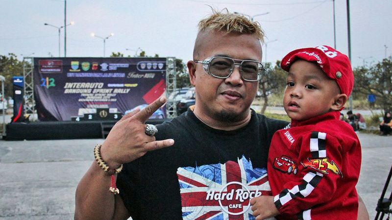 Leon (kiri) berpose bersama anaknya