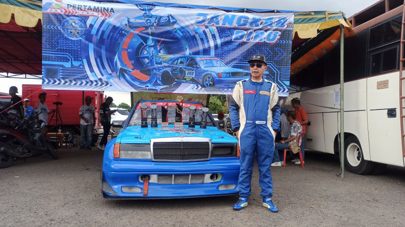 M Yassin Kosasih dengan Mercedes-Benz 190 dan trofi kemenangannya