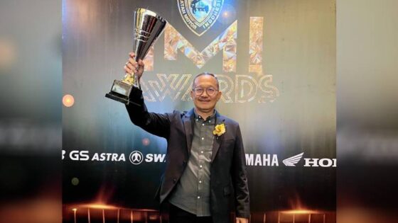 Ronny JS dengan Trophy Juara Nasional Rally Group R 2024