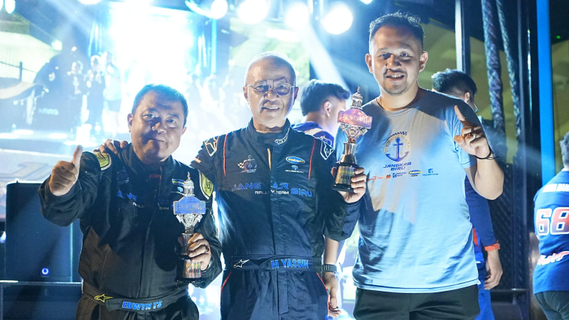 Yassin Kosasih (tengah) bersama co-driver (kiri) dan anak (kanan)