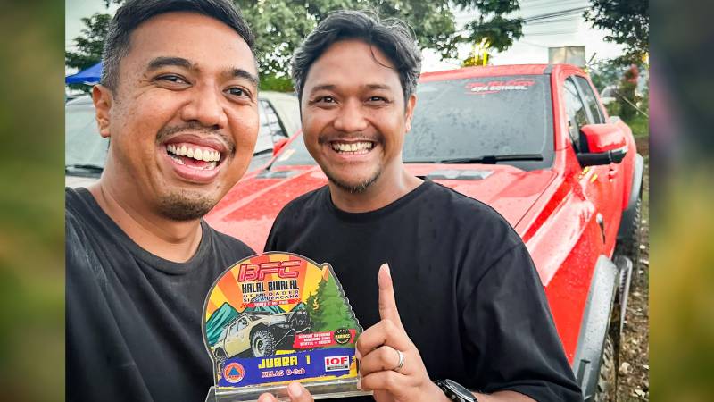 Julian Johan dan Recky Resanto berhasil dapat trofi kemenangan