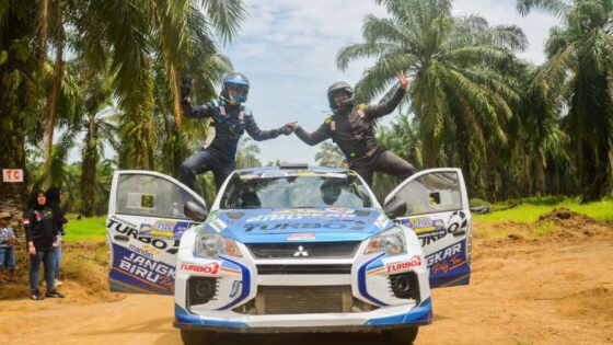 M Yassin Kosasih (kiri) dan M Redwan (kanan) dari Tim Jangkar Biru Motorsport