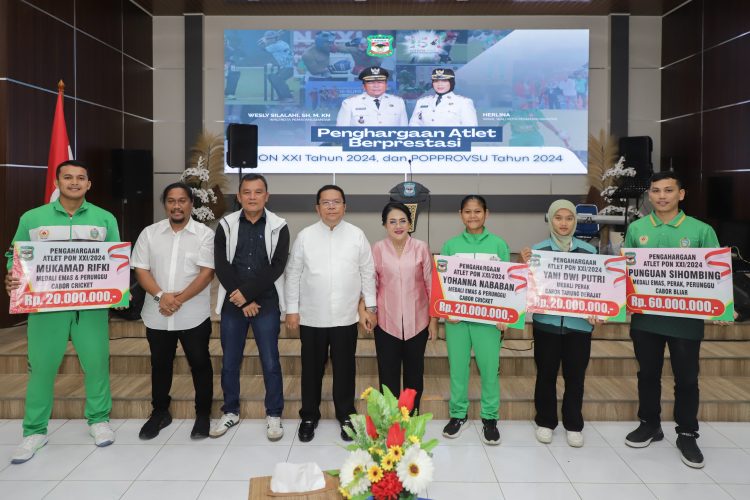 Pemko Pematangsiantar Serahkan Bonus kepada Atlet Berprestasi PON XXI dan Popprovsu 2024. (Ist)