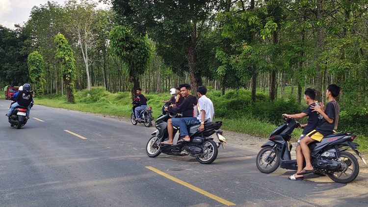 Polisi membubarkan aksi balap liar yang hendak dilangsungkan sekelompok remaja di Jalan Medan–Tebing Tinggi.