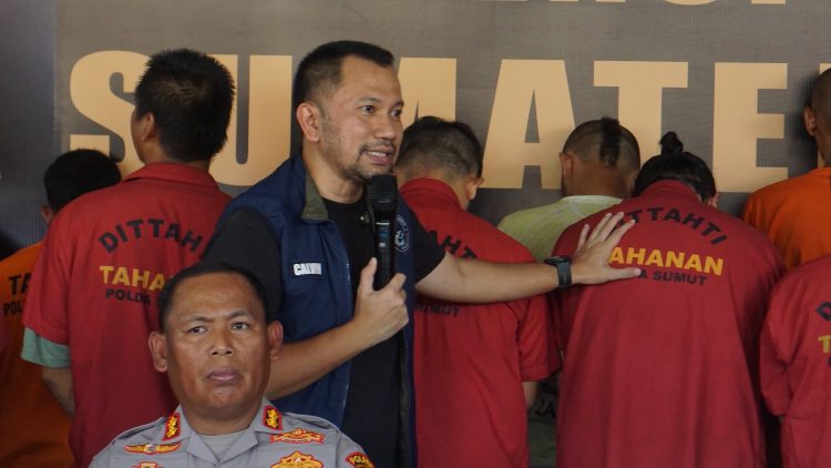 Kombes Jean Calvijn saat pemaparan sejumlah tersangka kasus narkoba di Polres Pematangsiantar. (ist)