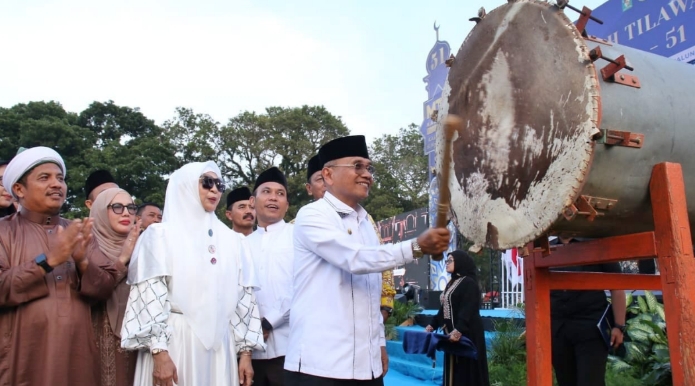 Bupati Simalungun H Anton Achmad Saragih saat memukul beduk, sebagai tanda dibukanya MTQ ke 51 tingkat Kabupaten Simalungun.