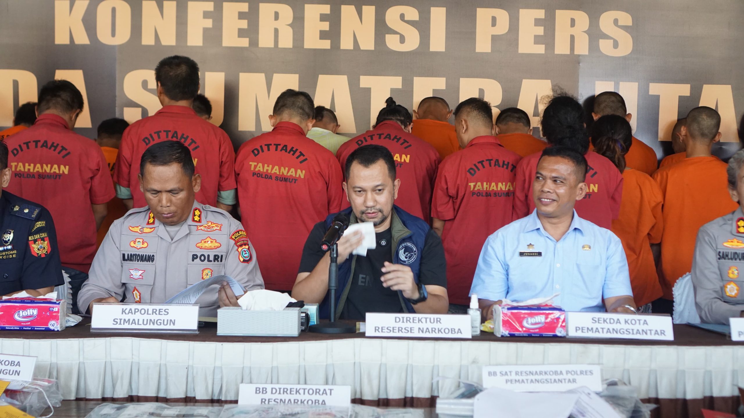 Kombes Jean Calvin Simanjuntak (rompi hitam) memaparkan pengungkapan kasus narkoba di Siantar-Simalungun. (ist)
