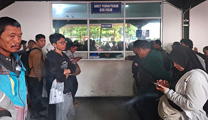 Suasana di loket pendaftaran cek fisik Samsat Cikarang.
