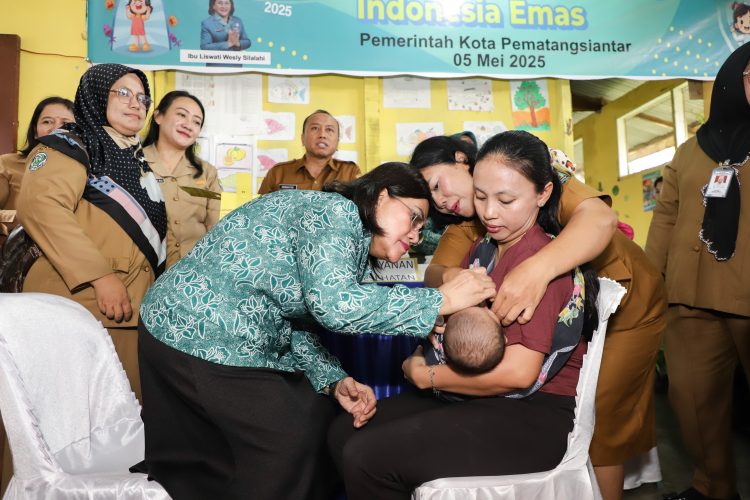 Ny Liswati Sinaga memberikan imuninasi kepada balita. (ist)