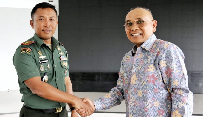 Bupati Simalungun (kanan) dan Dandim 0207/Simalungun bersalaman usai menandatangani nota kesepakatan.
