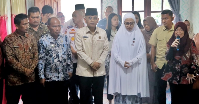 Bupati Simalungun mengunjungi korban kecelakaan bus ALS di Kelurahan Sipolha Horisan, Kecamatan Pamatang Sidamanik.
