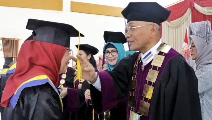 Bupati Simalungun H Anton Achmad Saragih wisuda 38 lansia Nagori Siantar Estate. (Ist)