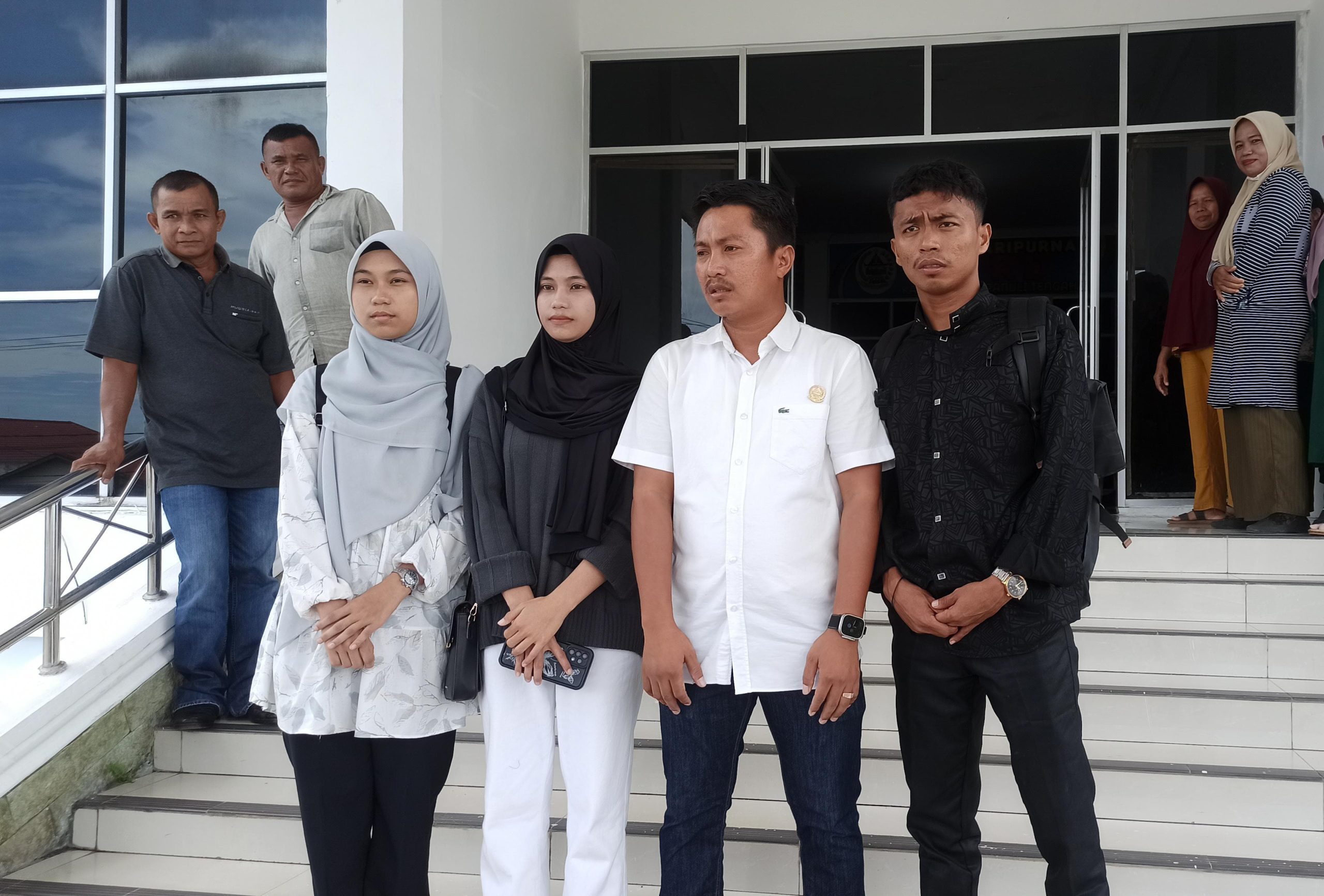 Deni Herman Hulu (kemeja putih) bersama perwakilan mahasiswa penerima Beasiswa. ist