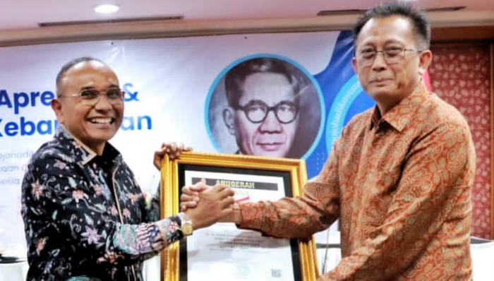 Bupati Simalungun Terima Anugerah Sahabat Pers