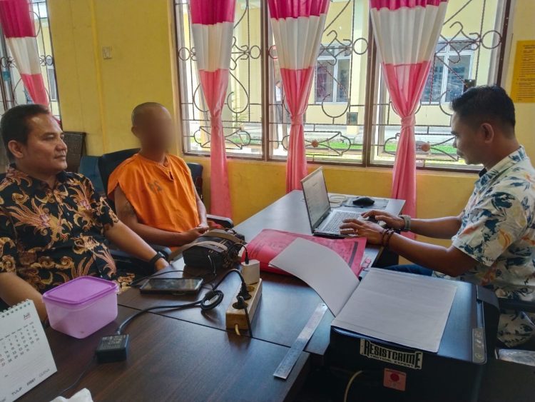 Tersangka TRT memakai kaos tahanan menjalani pemeriksaan oleh penyidik. ist