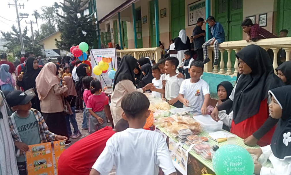 Suasana market day di SD Negeri 122337 Jalan Adam Malik, Pematangsiantar.