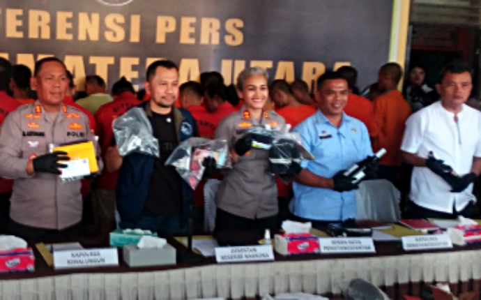 Kapolres Pematangsiantar AKBP Sah Udur (tiga dari kanan) pada konprensi pers di markasnya.