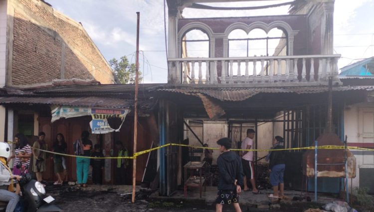 rumah terbakar di Sinaksak dipicu korsleting listrik. ist