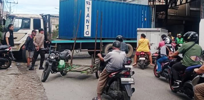 Sebuah truk kontainer menabrak pagar rumah warga dan sepeda motor di Jalan Ade Irma, Kota Pematangsiantar, Sabtu (17/5/2025) pagi.