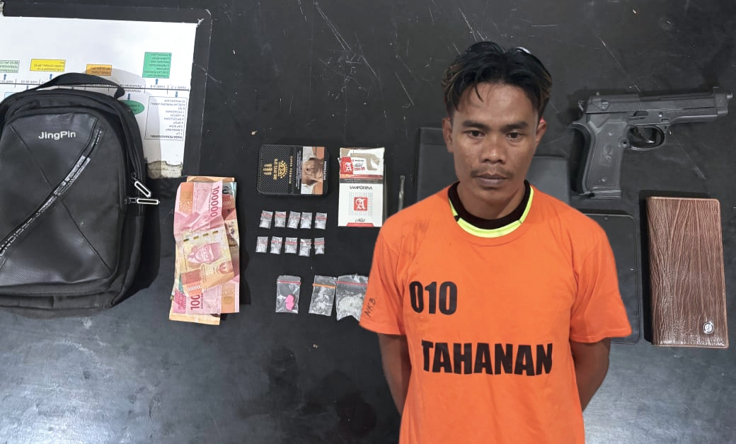 Dari penggeledahan yang dilakukan, selain dompet penuh narkoba, ditemukan sebuah benda yang menyerupai sepucuk senjata api jenis FN.